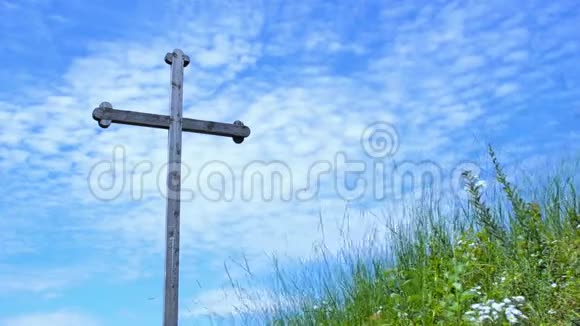 耶稣基督的十字架天空背景视频的预览图