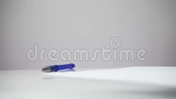 人的手写在纸上喝一杯水视频的预览图