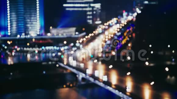 俄罗斯莫斯科阿尔巴特大街附近的汽车夏夜模糊视频的预览图