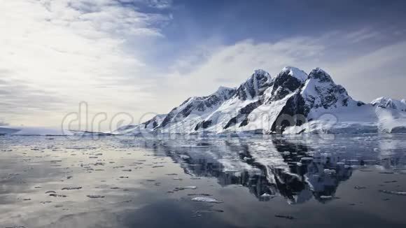 南极自然海洋中反射的雪山视频的预览图