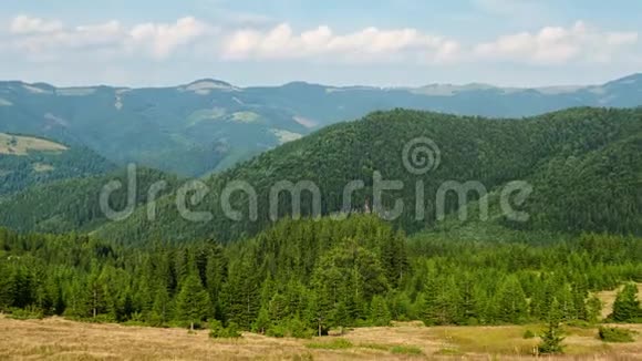 喀尔巴阡山夏日灿烂的时光喀尔巴阡山的全景蓝天树木和青山美丽的景色视频的预览图