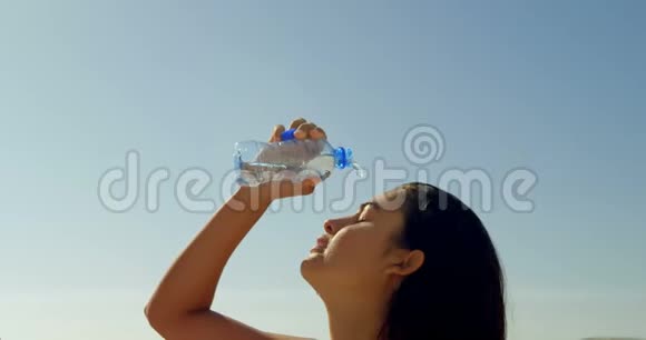 女性冲浪者在她的脸上泼水视频的预览图