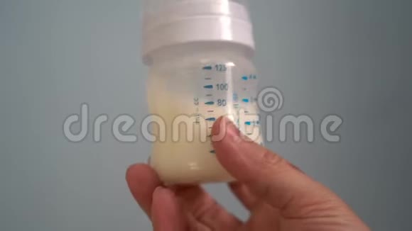 奶瓶中的婴儿配方奶粉视频的预览图