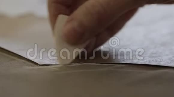 用白色粉笔特写女性的手在织物上做一个图案视频的预览图