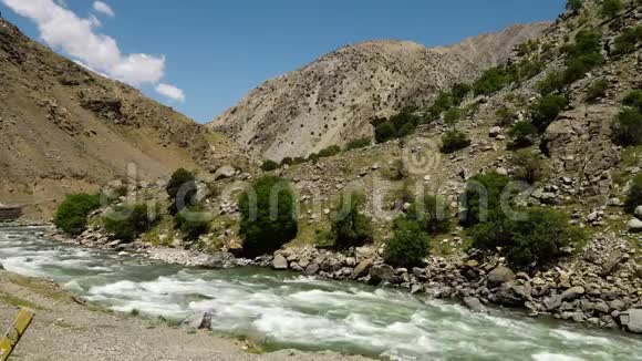 河流在山间流淌视频的预览图