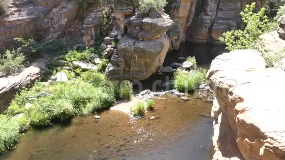 亚利桑那州滑石城橡树溪平静的一部分有高大的岩壁视频的预览图