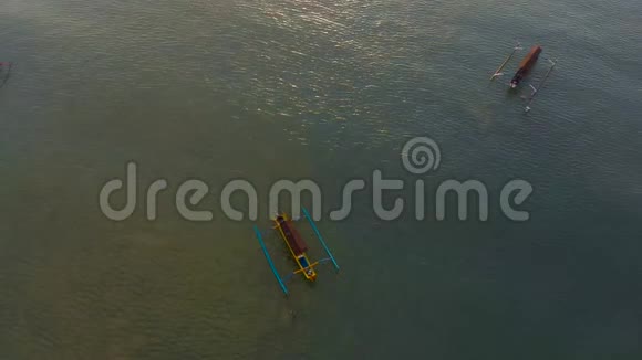 在日落时分三名渔民船在海上进行了空中拍摄医生向上移动视频的预览图