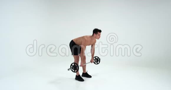 哑铃在白色背景上弯曲肌肉的人运动健美生活方式肌肉男升温4K视频的预览图