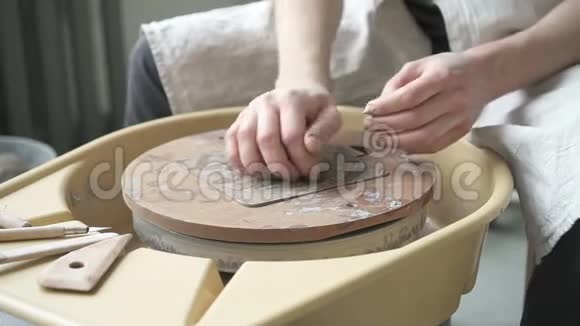 男主人陶工正在室内纺纱机上制造陶器视频的预览图