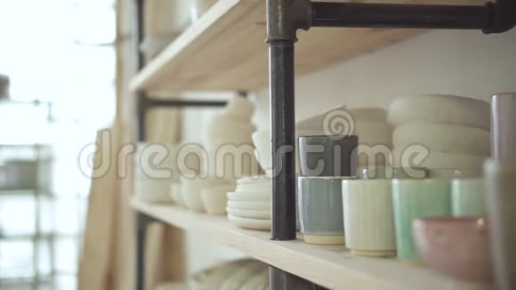木架上是现成的多色陶瓷炊具视频的预览图