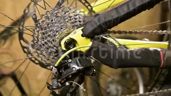在自行车修理车间换档时特写自行车明星齿轮结自行车修理视频的预览图