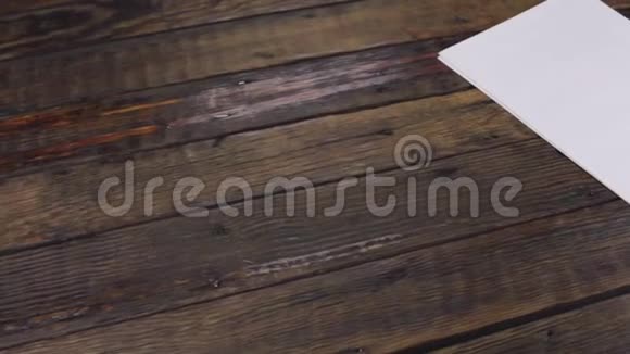 滑动运动一支笔躺在白纸上有一个地方供你的文字视频的预览图