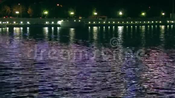 晚上莫斯科船在桥下航行视频的预览图