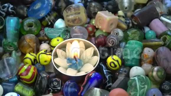 旋转莲花形成蜡烛和老式印度珠子的背景视频的预览图