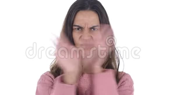 拒绝跨手手势由年轻拉丁女孩白色背景视频的预览图