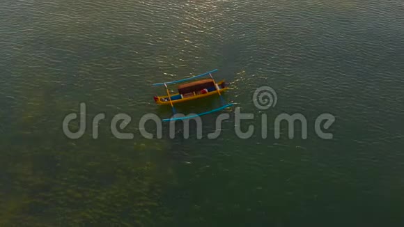 日落时分渔民船在海上的空中拍摄视频的预览图