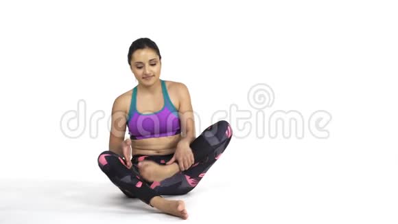 女人练习瑜伽帕德玛玛尤拉萨纳姿势视频的预览图