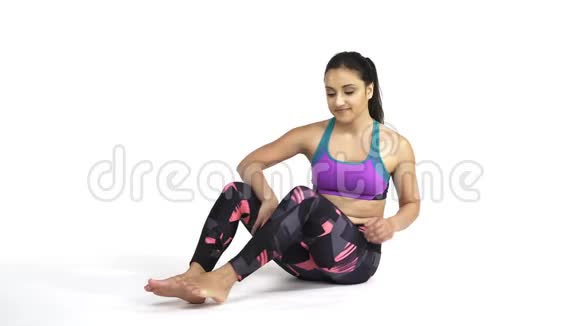 女人练习瑜伽八个角度的姿势视频的预览图