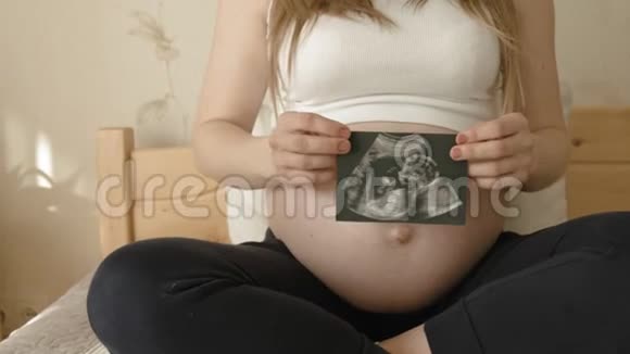 怀孕少女在她裸露的腹部做超声波扫描视频的预览图