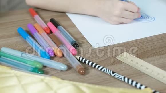 儿童的特写用白纸上的蓝色标记画椭圆侧视视频的预览图