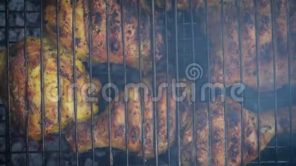 烤肉架上的鸡肉视频的预览图