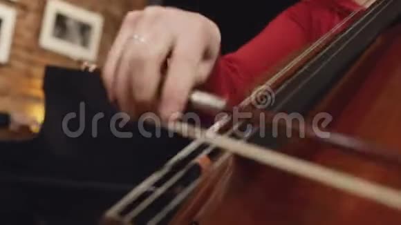 大提琴手大提琴手用弓演奏大提琴钢琴家视频的预览图