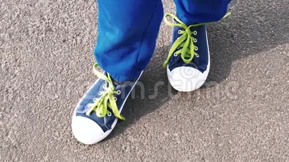 穿着沥青运动鞋的小孩的腿视频的预览图