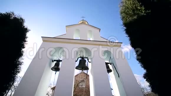 风和日丽的日子里教堂的钟声风摇动钟楼附近的树木索内奇卡在闪耀视频的预览图