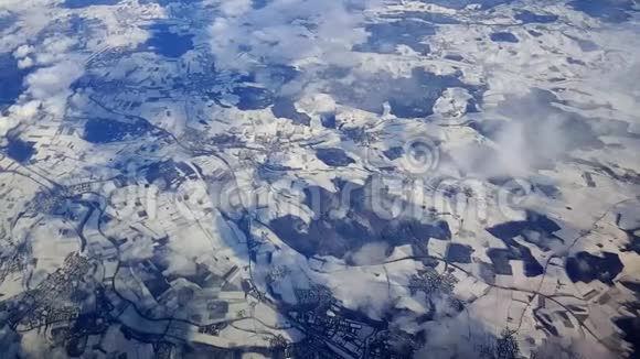 乘坐空客A320在aprox飞行1万英尺高的积雪覆盖了通往奥地利的德国景观视频的预览图