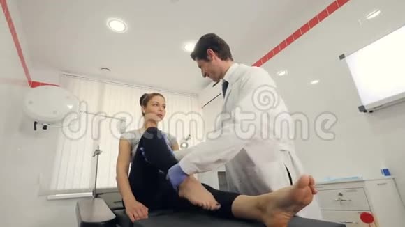锻炼妇女腿部医生的气视频的预览图