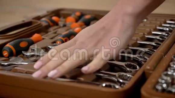女建筑工人用手触摸工具箱中的工具修复受孕视频的预览图