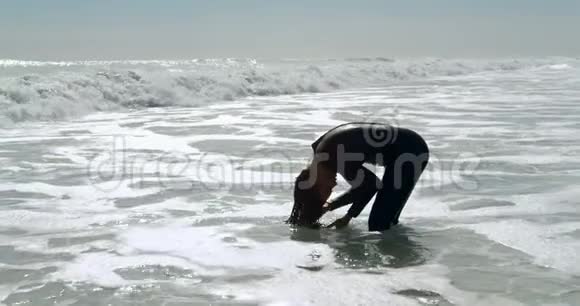 女冲浪者在海里翻动湿发视频的预览图