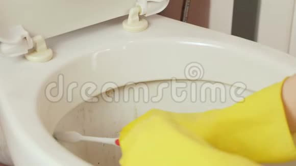 女人用黄色橡胶手套用海绵洗手上景视频的预览图
