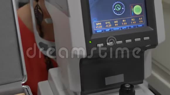 女性患者用电脑控制的现代自动拖拉机进行眼睛检查医疗服务视频的预览图