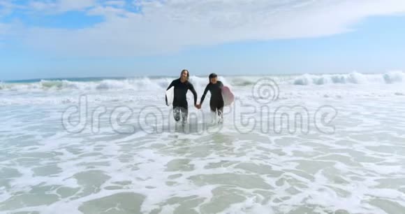 带冲浪板的冲浪情侣4k视频的预览图