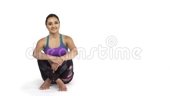 穿运动服的女人坐在地板上空白的复印空间视频的预览图