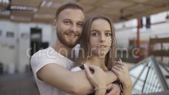 可爱夫妇的肖像看着相机微笑有胡子的男人100fps的慢速运动视频的预览图