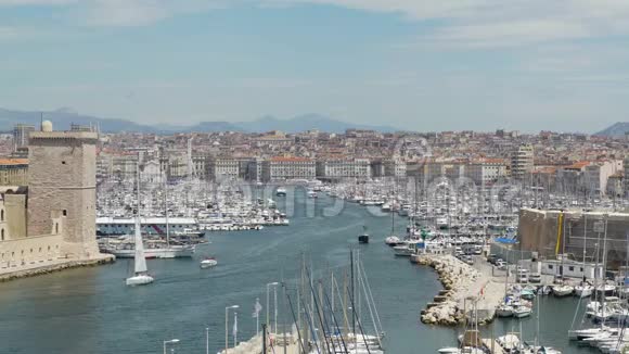 大量船只和游艇停泊在法国马赛的维约港视频的预览图