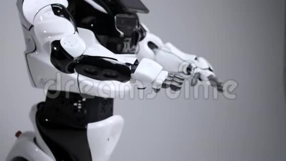 现代机器人技术白色现代机器人在一个明亮的工作室安卓舞挥舞着手臂示范视频的预览图