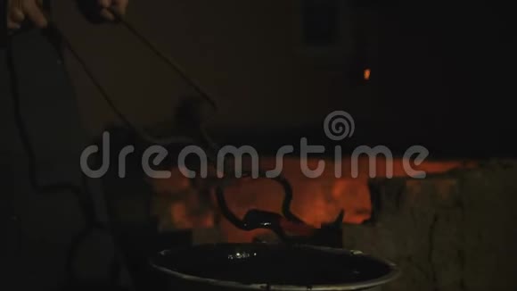铁匠工作金属工匠村里私人铁匠铺的高地人金属制品的硬化洗澡视频的预览图
