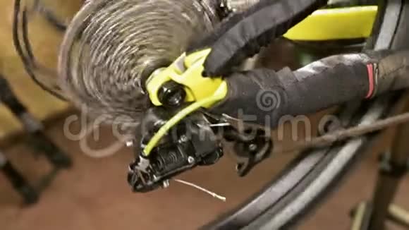 在自行车修理车间换档时特写自行车明星齿轮结自行车修理视频的预览图