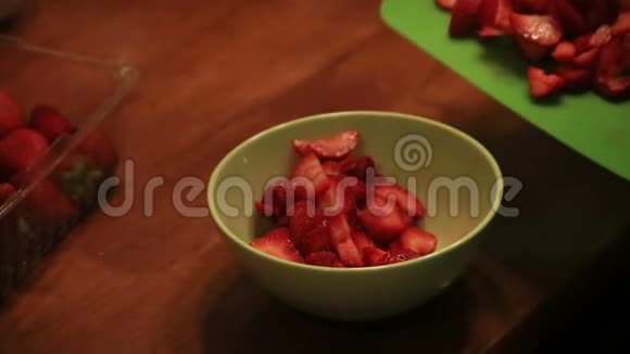 草莓片放在碗里视频的预览图