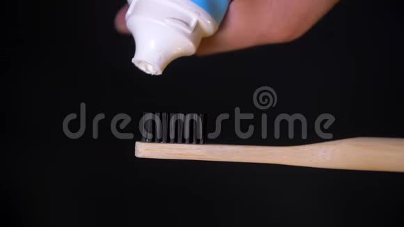 带有新鲜白色牙膏的牙刷黑色刚毛视频的预览图