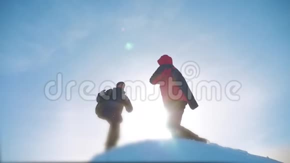 团队合作商业理念胜利慢动作视频2徒步旅行者2冬天到达顶峰视频的预览图