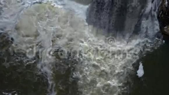 河上的小瀑布视频的预览图