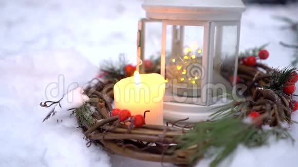 带蜡烛的圣诞灯笼视频的预览图