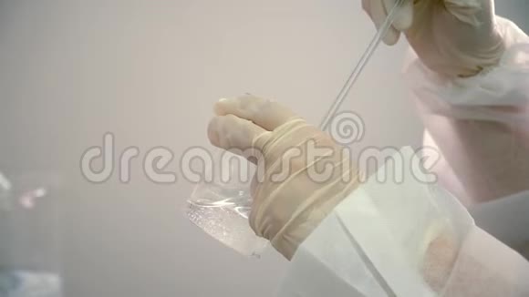 化验员戴防护手套在烧瓶中混合粘稠液体视频的预览图