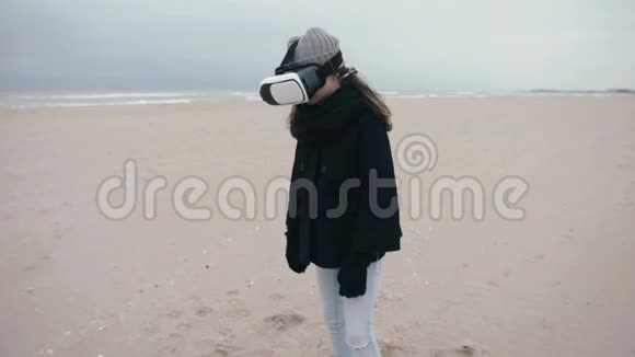 可爱的小女孩使用VR虚拟现实护目镜视频的预览图