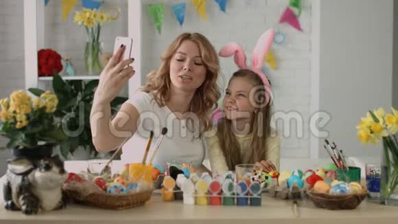妈妈和女儿在复活节装饰彩蛋时自拍视频的预览图