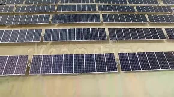 太阳能电池板空中飞行农场绿色节能生态概念视频的预览图